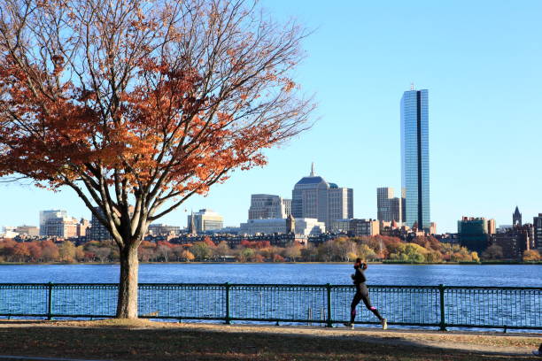 jogger le long du fleuve de charles - boston skyline charles river blue photos et images de collection