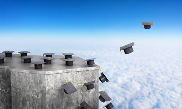 concept de la route dans une vie indépendante. la perte de succès et les possibilités limitées, une carrière après obtention du diplôme. chapeaux de graduation tombe du rocher et vole vers le bas. illustration 3d - secondary action photos et images de collection