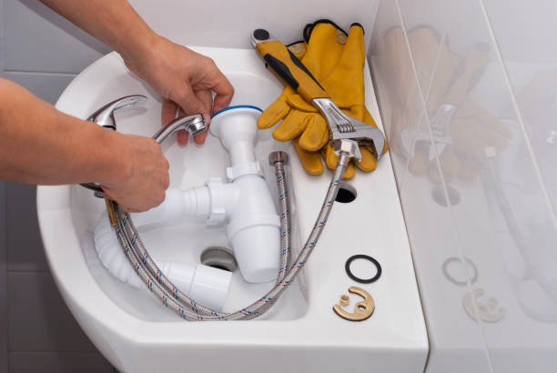 plumber installs faucet and siphon - sink drain plumber domestic kitchen imagens e fotografias de stock