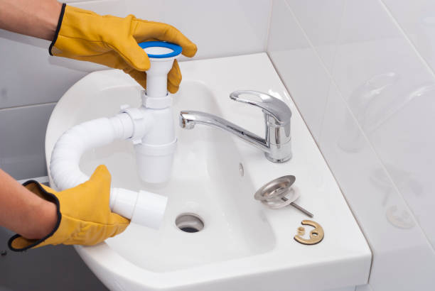 plumber installs a new siphon - sink drain plumber domestic kitchen imagens e fotografias de stock