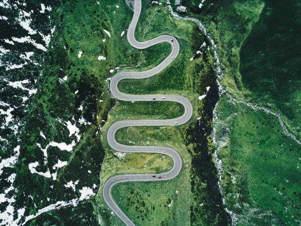 julier pass road en suiza en otoño - montaña fotos fotografías e imágenes de stock