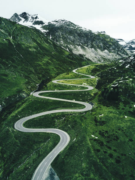 julier passstrasse in der schweiz im herbst - road winding road curve mountain stock-fotos und bilder