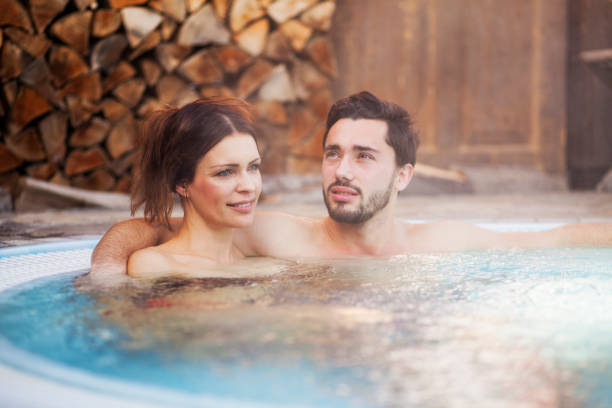 romance na banheira - couple hot tub spa treatment health spa - fotografias e filmes do acervo