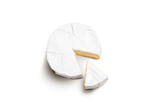 新鮮なスライス カマンベール チーズ白い背景の自然 - brie ストックフォトと画像