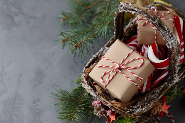 рождественская плетеная корзина с подарками или настоящими коробками - hard candy candy mint wrapped стоковые фото и изображения