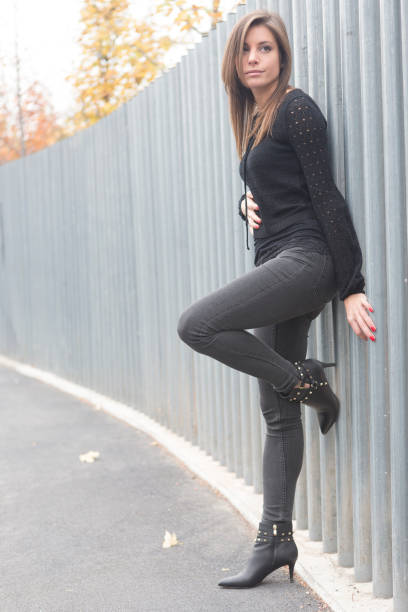 istock Casual city girl 874196854