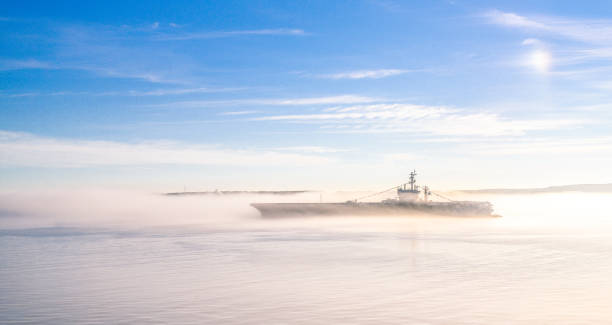schlachtschiff im nebel - battleship armed forces canada sunlight stock-fotos und bilder