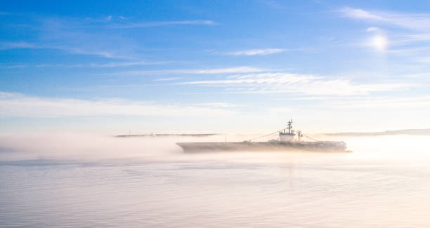 안개 속에서 전함 - battleship armed forces canada sunlight 뉴스 사진 이미지