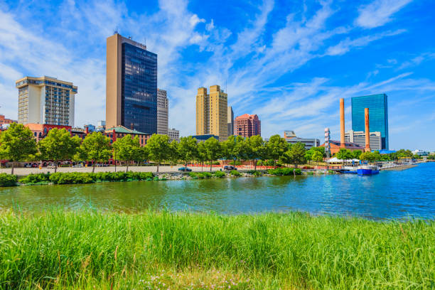 istock Toledo Ohio with Maumee River in spring 874228682