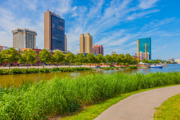 istock Toledo Ohio with Maumee River in spring 874228696