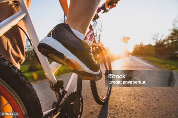 사이클링 스포츠 자전거의 페달에 발 자전거 타기에 대한 스톡 사진 및 기타 이미지 - 자전거 타기, 두발자전거, 스포츠
