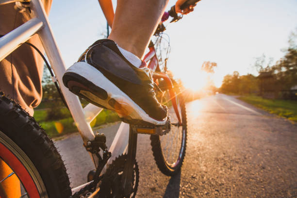 cycling sport, feet on pedal of bike - cycling cyclist bicycle men imagens e fotografias de stock
