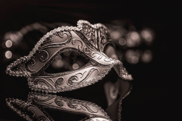 maschera di carnevale venitiana maschera mascherata maschera, piume teatrali femminili - ballo di gala foto e immagini stock