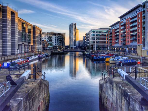 reflexo do canal - leeds england skyline city uk - fotografias e filmes do acervo