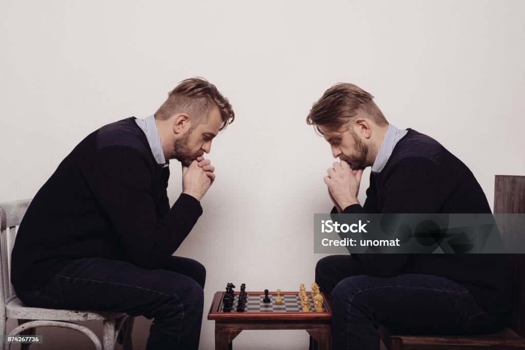 Foto de Homem Jogando Xadrez Contra Ele Mesmo e mais fotos de stock de  Adulto - Adulto, Brincalhão, Brincar - iStock