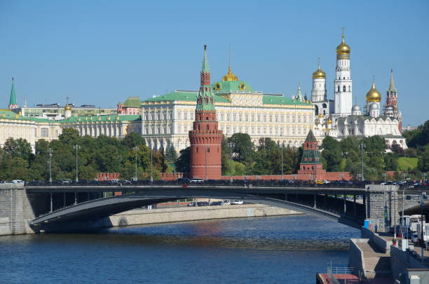 moskauer kreml und große steinerne brücke, moskau, russland - cathedral russian orthodox clear sky tourism stock-fotos und bilder