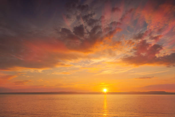 coucher de soleil à la mer - abattu dans le comté de wexford, irlande - coucher de soleil photos et images de collection