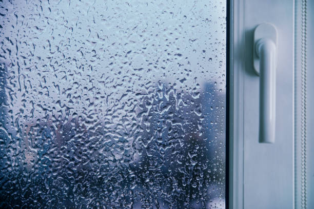 fenêtre en plastique de l’hiver. verre recouverte de banquise gelée recouverte de givre - winter close up nature macro photos et images de collection