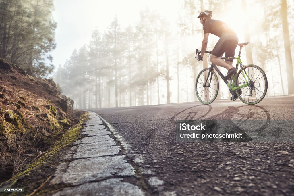 Profi-Radfahrer auf einem Waldweg - Lizenzfrei Radfahren Stock-Foto