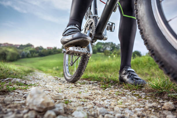 niski kąt widzenia roweru górskiego - bicycle pedal zdjęcia i obrazy z banku zdjęć