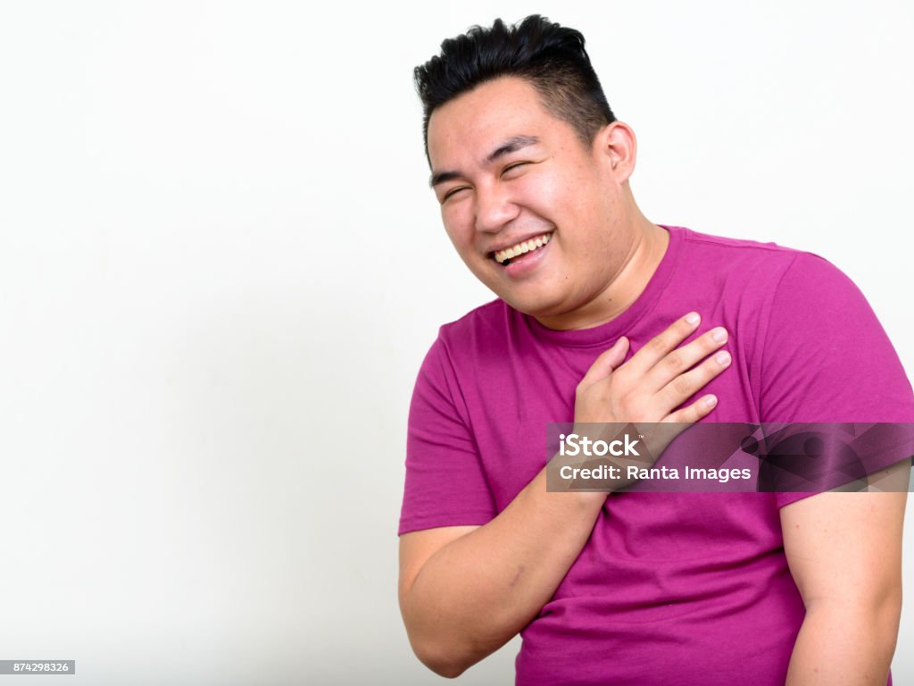 Young handsome Asian man wearing purple shirt against white background - Royalty-free Adulto Foto de stock