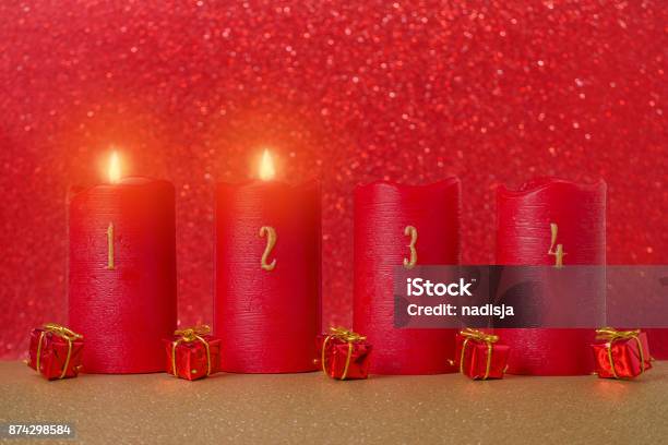Traditionelles Adventskerzen Mit Zahlen Und Geschenke Auf Rotem Grund Stockfoto und mehr Bilder von Advent