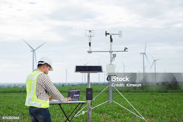 Ingeniero Con Tablet Pc Recoger Datos Instrumento Meteorológico Para Medir La Velocidad Del Viento Temperatura Y Humedad Y Sistema De La Célula Solar En El Fondo Del Campo De Maíz Concepto De Agricultura Inteligente Tecnología Foto de stock y más banco de imágenes de Clima