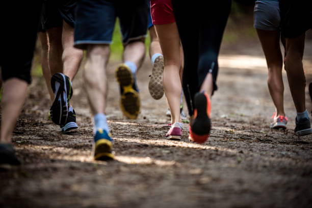 grande grupo de atletas irreconhecíveis, correr uma maratona na natureza. - off track running - fotografias e filmes do acervo