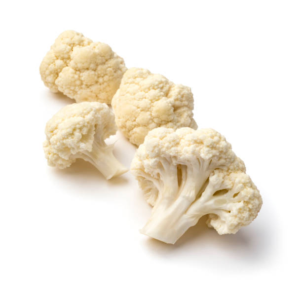 coliflor sobre fondo blanco - cauliflower vegetable white isolated fotografías e imágenes de stock