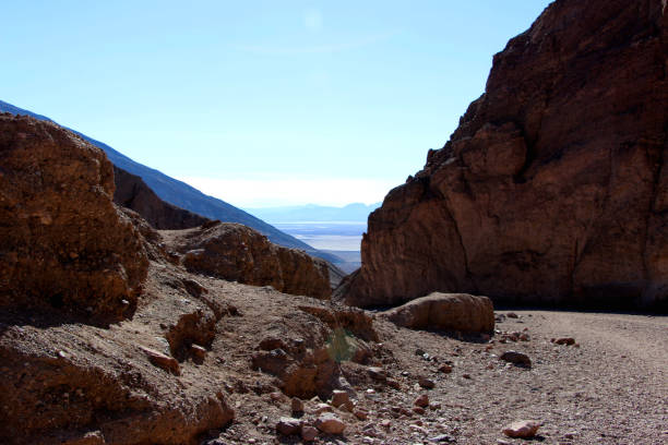 vista de las llanuras en natural bridge trail, valle de la muerte, ca, usa - sand dune sand orange california fotografías e imágenes de stock