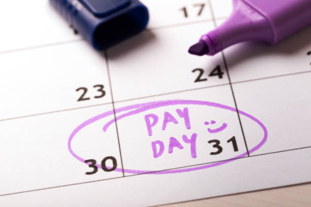 calendario de pago concepto con marcador y círculo en días de salario - salary fotografías e imágenes de stock