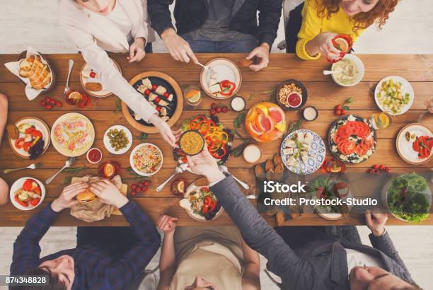 Las Personas Comen Comidas Saludables En La Mesa De La Cena Se Sirven Foto de stock y más banco de imágenes de Mesa de comedor