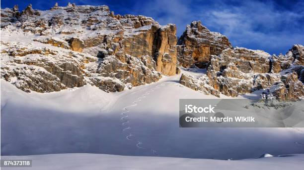 Panorama Invernale Di Latemar Con Pista Da Sci Freeride In Mezzo Alla Neve Fresca - Fotografie stock e altre immagini di Sci - Sci e snowboard