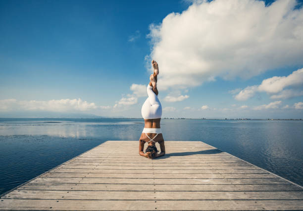 yoga sirsana - inversion yoga photos et images de collection