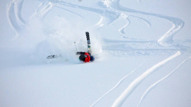 авария на лыжах - ski insurance стоковые фото и изображения
