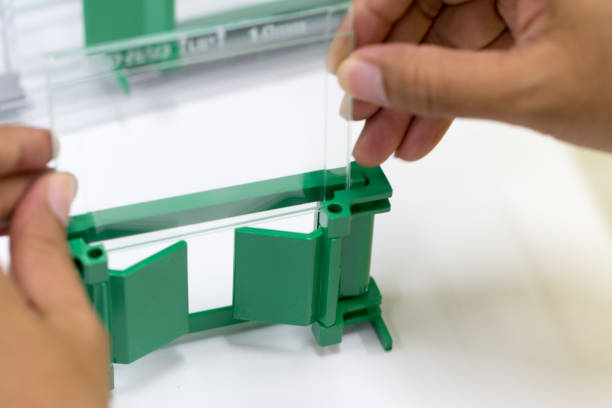 équipement pour analyser les échantillons dans le gel d’agarose et pour la séparation de l’adn se fragmente en laboratoire. - agarose photos et images de collection