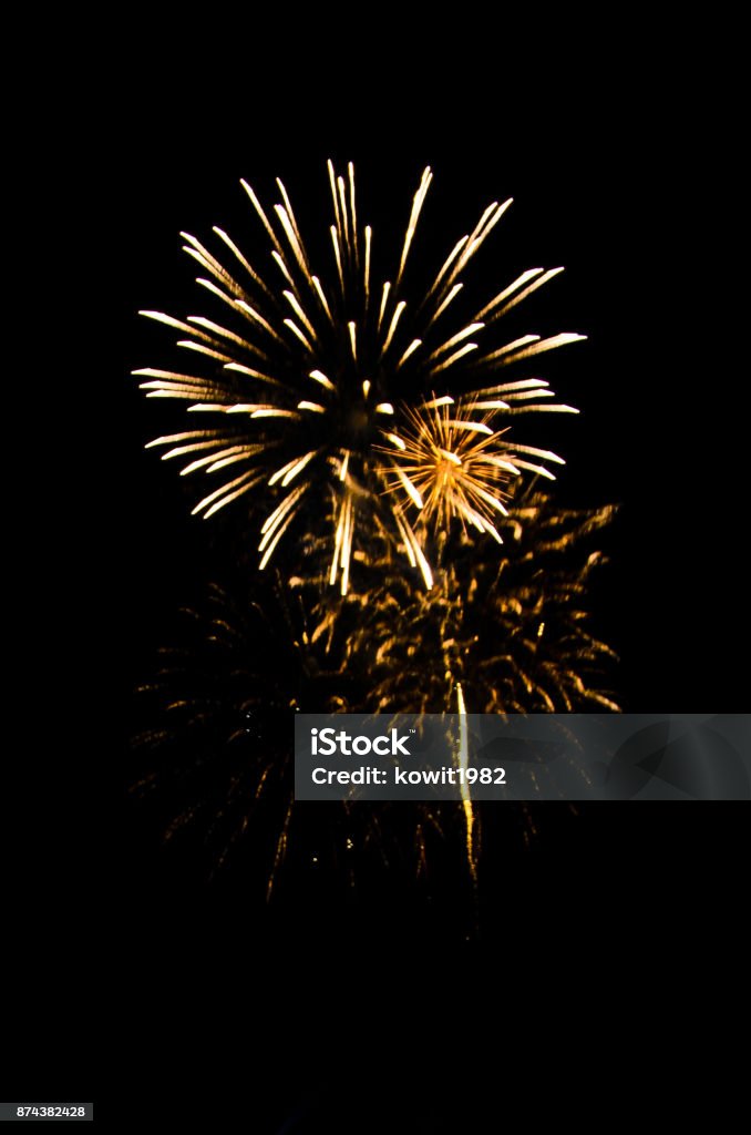 fuegos artificiales de fondo, fuegos artificiales iluminan el cielo, celebración del año nuevo - Foto de stock de Fuegos artificiales libre de derechos