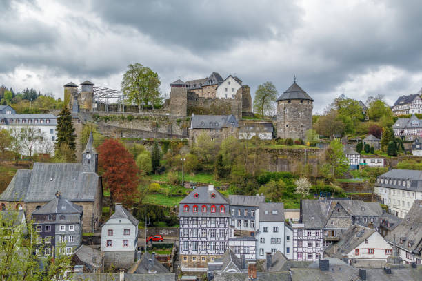 vista de monschau, cuenta con el castillo de la colina, alemania - monschau fotografías e imágenes de stock