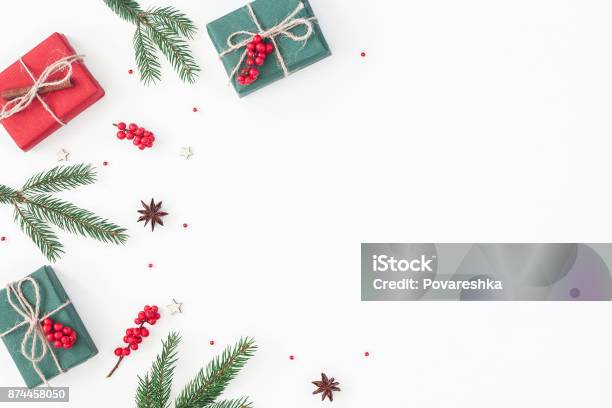 白い背景の上のクリスマス プレゼントフラット横たわっていたトップ ビュー - クリスマスのストックフォトや画像を多数ご用意 - クリスマス, フラットレイ, 背景