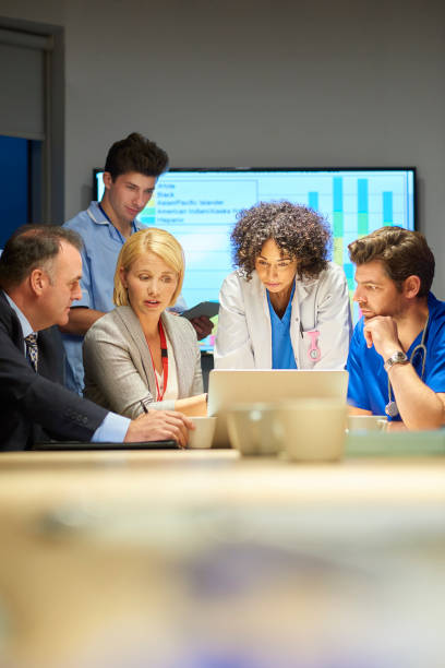 apresentação de negócios para profissionais do hospital - doctor business person teamwork meeting - fotografias e filmes do acervo