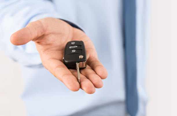 podawanie kluczyka samochodowego - unlocking key human hand key to success zdjęcia i obrazy z banku zdjęć