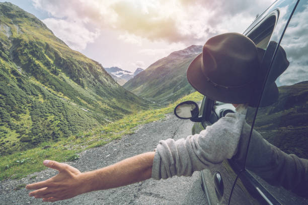 도 여행 즐기는 산 풍경에 백인 남성 - car mount 뉴스 사진 이미지
