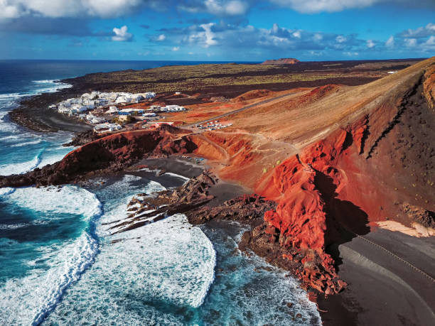 вид с воздуха на эль гольфо, лансароте, канарские острова - lanzarote стоковые фото и изображения