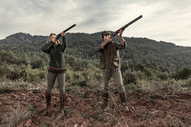 охотники за птицами - rifle range стоковые фото и изображения