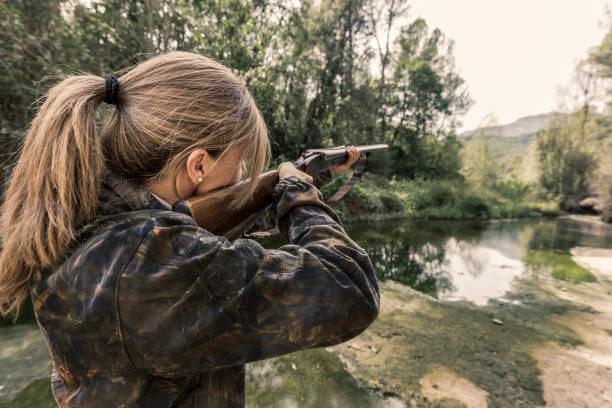 caccia alle donne - rifle hunting gun aiming foto e immagini stock