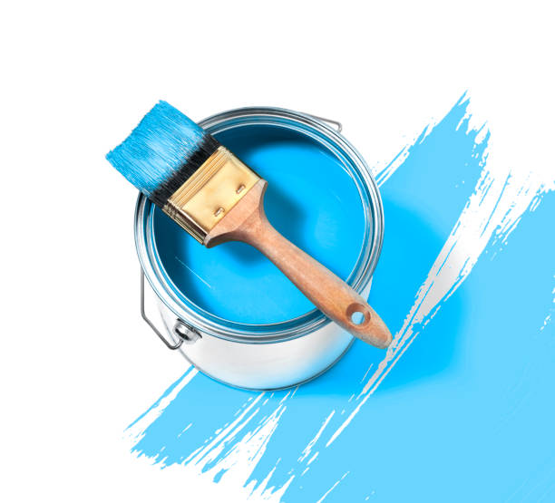 lattina di vernice blu con pennello sopra su sfondo bianco con tratti blu - paintbrush paint paint can drop foto e immagini stock