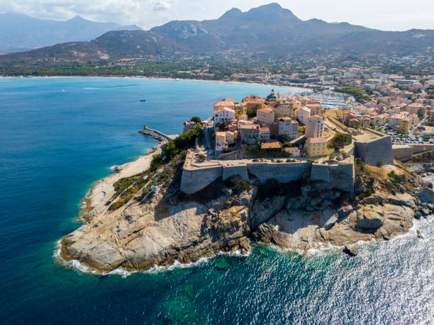 vista aérea de la ciudad de calvi, córcega, francia - central district fotografías e imágenes de stock