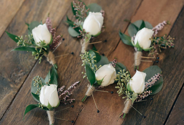 boutonnière mariage avec roses blanches - fleur à la boutonnière photos et images de collection