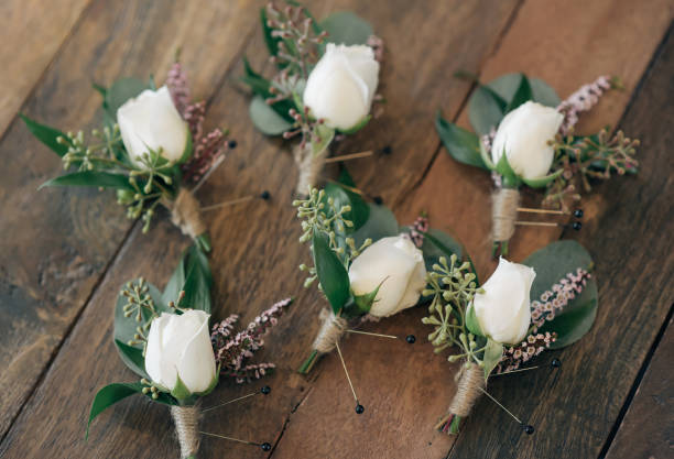 свадебный бутоньер с белыми розами - boutonniere стоковые фото и изображения