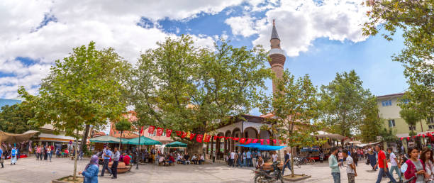 View from downtown Yenisehir, Bursa, Turkey Yenisehir, Bursa, Turkey - August 31, 2017: Voyvoda Mosque in Yenisehir town, one of the oldest settlements and the first capitals of Ottoman Empire in Bursa Province, Turkey diyarbakıreskort stock pictures, royalty-free photos & images
